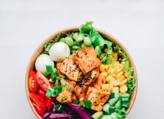 What is the hara hachi bu diet and how does it work? Healthy, portion-controlled fresh meal in a bowl
