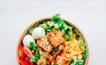 What is the hara hachi bu diet and how does it work? Healthy, portion-controlled fresh meal in a bowl